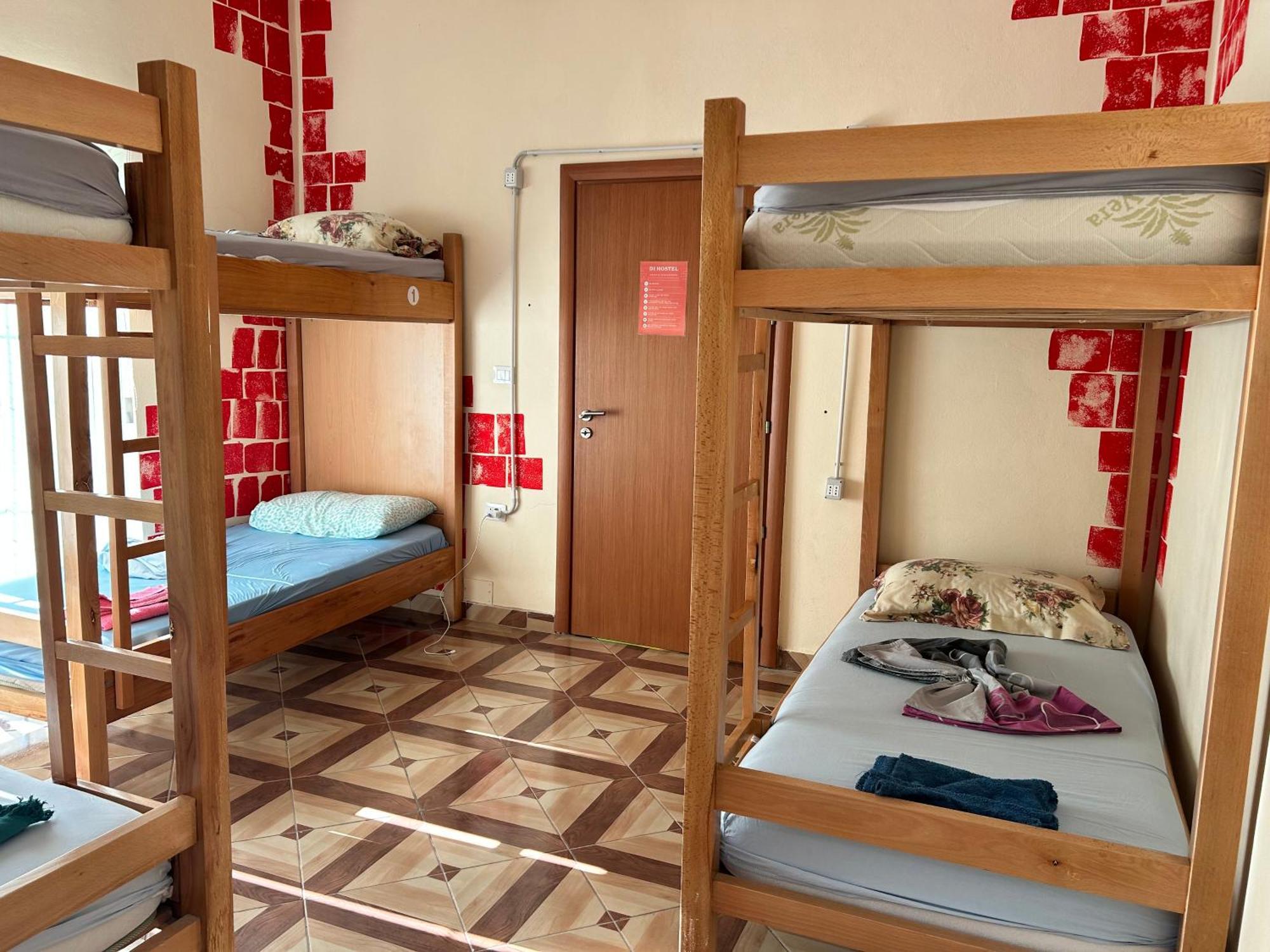 D1 Hostel Tirana Esterno foto